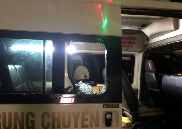 Buồn bực trong người, thanh niên ném đá hàng loạt xe khách, đập kính nhà dân để... giải khuây-2