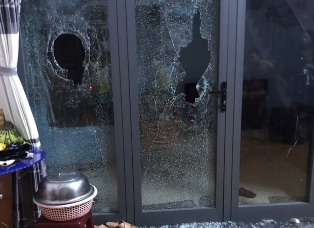 Buồn bực trong người, thanh niên ném đá hàng loạt xe khách, đập kính nhà dân để... giải khuây-3