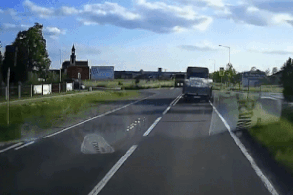 Ôtô phóng nhanh qua giao lộ húc văng xe tải