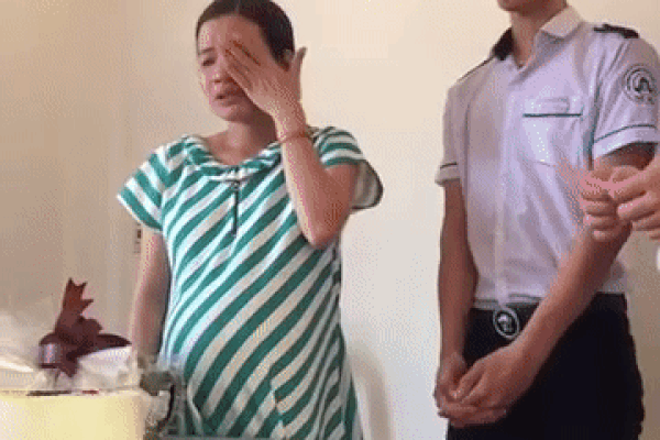 Khoảnh khắc thầy giáo tóc bạc trắng lau nước mắt trong tiết dạy cuối cùng-3