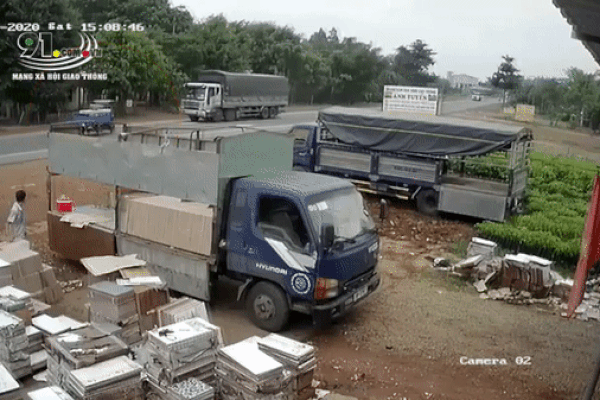 CLIP: Đạp xe chậm ra giữa giao lộ, nam sinh gặp tai nạn thảm khốc sau vài giây-1