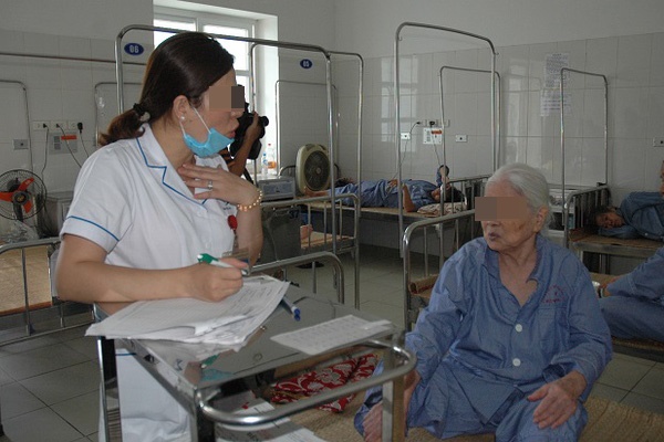 Lượng bệnh nhân đột quỵ, suy tim, viêm phổi GIA TĂNG tại các bệnh viện trong những ngày nắng nóng-1