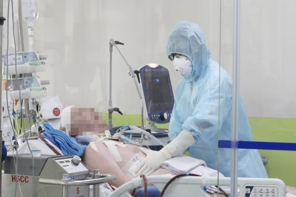 CLIP: Xem bác sĩ Bệnh viện Chợ Rẫy cứu chữa phi công người Anh mắc Covid-19 nặng-2