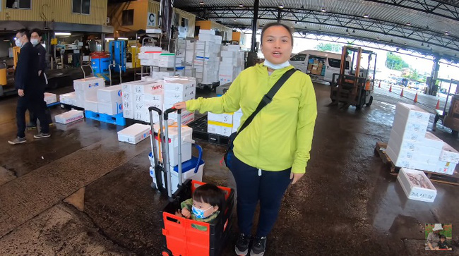 Mừng 3 triệu sub, Quỳnh Trần JP chơi lớn với mâm hải sản cua hoàng đế nặng hơn 6kg và hàng loạt món siêu đắt-2