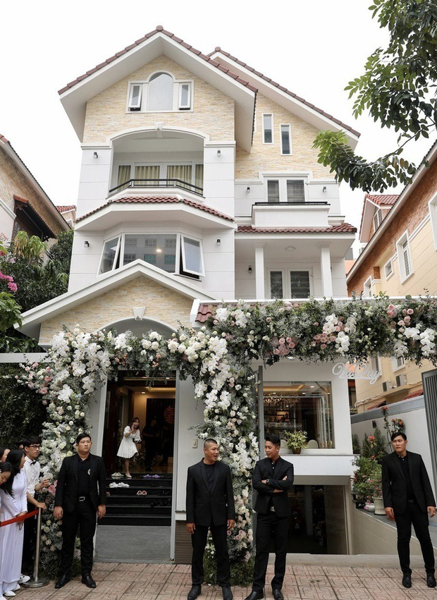 Khối tài sản của hội mỹ nhân Vbiz sinh con năm Chuột vàng: Ở nhà sang đi xế xịn, choáng nhất nữ ca sĩ chi 21 tỷ mua trang sức-12