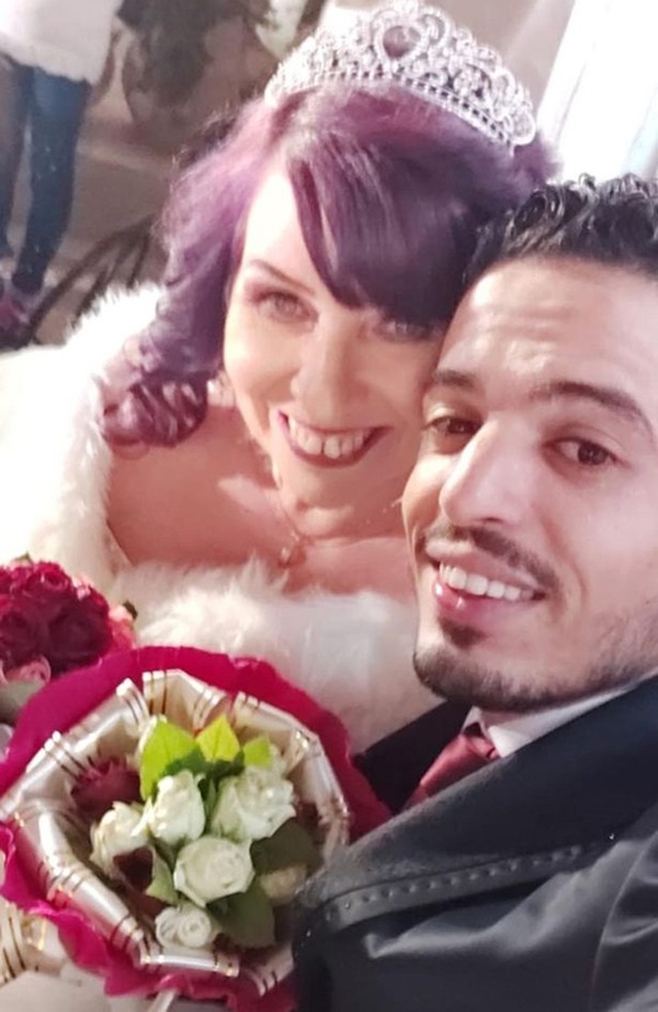 Cô dâu 62 kết hôn với chú rể 26 chỉ sau một lần kết bạn nhầm trên Facebook-4