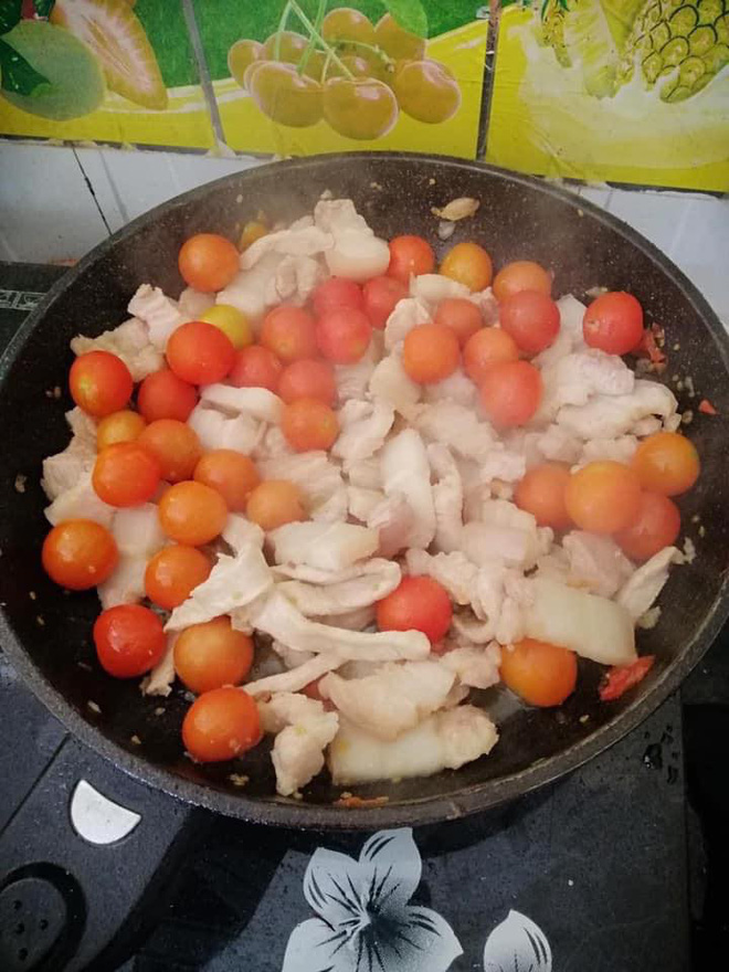 Cận cảnh món thịt sốt cà chua lạ lùng, thành quả đẹp mắt nhưng cách chế biến khiến người ta muốn bỏ đũa-1