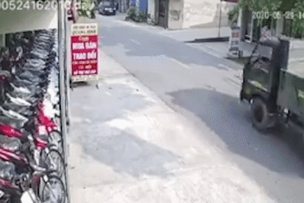 Clip: Rùng mình khoảnh khắc người đàn ông bất ngờ quỳ gối giữa đường, để xe cán qua trên quốc lộ-2