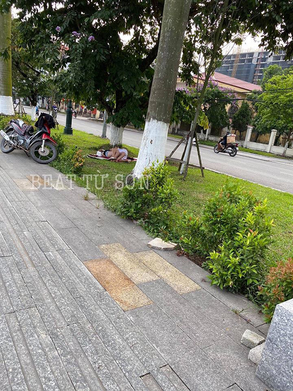 Phẫn nộ cặp đôi ăn mặc mát mẻ, vô tư nằm hôn hít trên bãi cỏ ven đường ở Bắc Ninh-1