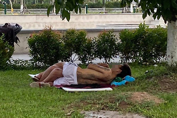 Phẫn nộ cặp đôi ăn mặc mát mẻ, vô tư nằm hôn hít trên bãi cỏ ven đường ở Bắc Ninh-2
