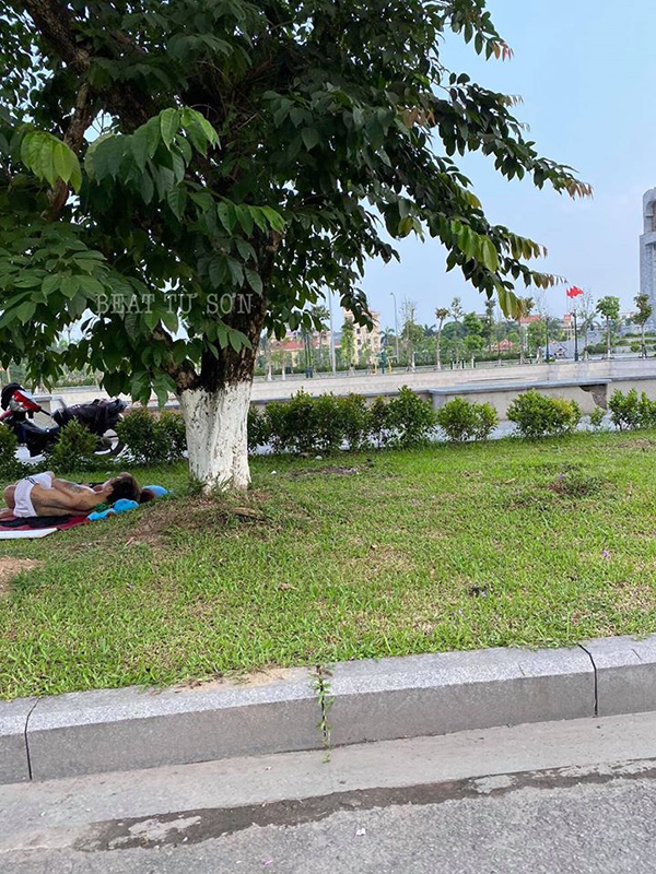Phẫn nộ cặp đôi ăn mặc mát mẻ, vô tư nằm hôn hít trên bãi cỏ ven đường ở Bắc Ninh-3