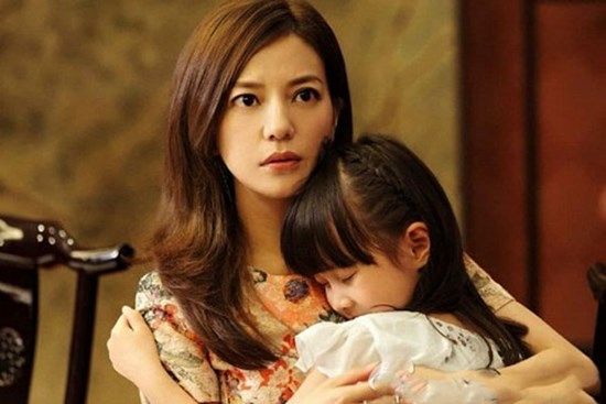 Quyết ly hôn lão chồng vì vũ phu, nhưng con riêng anh ôm chân tôi khóc: 'Xin mẹ đừng bỏ con'
