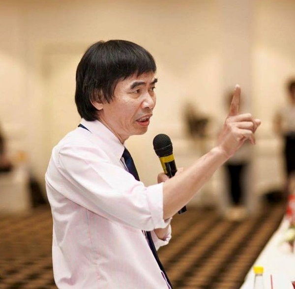 Trang Trần lên tiếng sau khi bị mắng vì vỗ mặt TS. Lê Thẩm Dương: Fan của thầy toàn học trên giấy, mấy đứa học trên giấy chỉ đi làm thuê thôi!-6