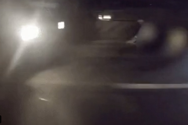 Clip: Rùng mình khoảnh khắc người đàn ông bất ngờ quỳ gối giữa đường, để xe cán qua trên quốc lộ-1