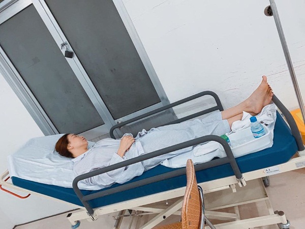 Trà Ngọc Hằng bị tai nạn gãy răng, phải ghép xương nhân tạo: Tỉnh dậy là em òa khóc-1