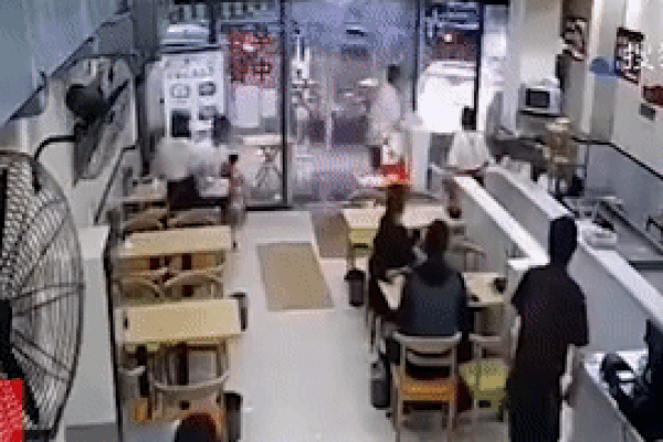 Tài xế đạp nhầm chân ga, ôtô lao thẳng vào quán ăn