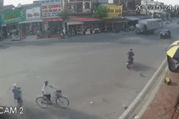 CLIP: Đạp xe chậm ra giữa giao lộ, nam sinh gặp tai nạn thảm khốc sau vài giây