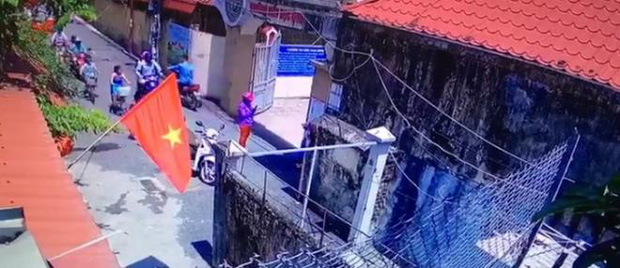 Vụ học sinh lớp 1 bị phê bình vì đến trường sớm: Xuất hiện đoạn clip nghi người mẹ cho con đứng trước cổng trường để chụp ảnh-1