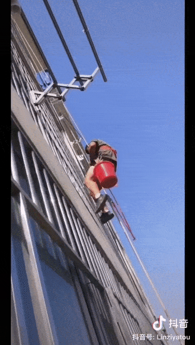 Con trai 7 tuổi đứng từ trên cao đổ mực xuống dưới làm bẩn quần áo của nhiều người, bố mẹ đã có cách sửa lỗi rất đáng khen-3