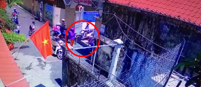 Vụ học sinh đi học sớm phải đứng ở cổng trường: Phản hồi từ nhà trường sau clip nghi người mẹ dàn cảnh-1