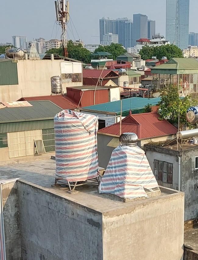 Hội khổ chủ có bồn nước đặt trên nóc nhà, lên mạng mách nhau cách chống chọi lại cảnh nắng nóng làm nước sinh hoạt có thể... luộc chín cả thịt-1