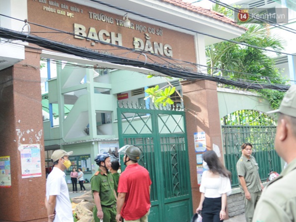 Nhân chứng vụ cây đổ khiến nhiều học sinh thương vong: Nghe tiếng cây đổ rầm rất to, sau đó có nhiều cháu học sinh kêu la thảm thiết-4