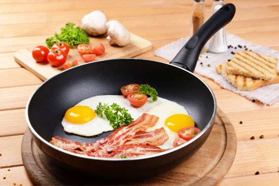 Cách dùng chảo chống dính chuẩn nhất, tránh độc tố xâm nhập qua vết xước