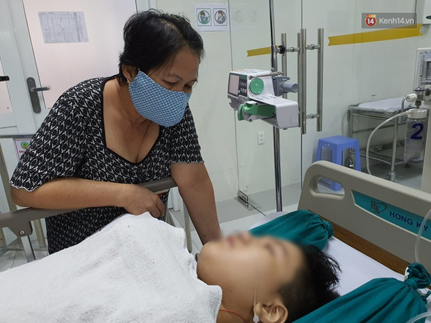 Clip: Nam sinh bật khóc khi biết tin bạn học cùng lớp đã tử vong vì cây đổ, đau đớn nằm viện do gãy xương-1