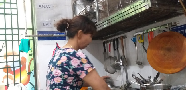 Mẹ bé gái lớp 1 đứng nắng trước cổng trường ở Hải Phòng thừa nhận: Đoạn clip trên mạng xã hội quay 2 mẹ con là thật, vì xót con nên có nói không đúng sự thật-2