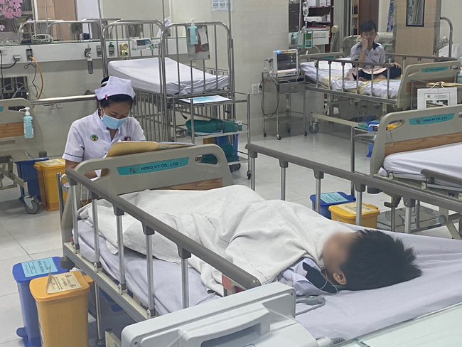 Thông tin về tình trạng 8 học sinh bị cây phượng đè phải cấp cứu tại BV Nhi Đồng 2: 4 trường hợp chấn thương nặng-2