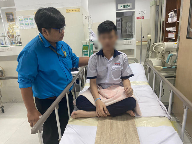 Thông tin về tình trạng 8 học sinh bị cây phượng đè phải cấp cứu tại BV Nhi Đồng 2: 4 trường hợp chấn thương nặng-7