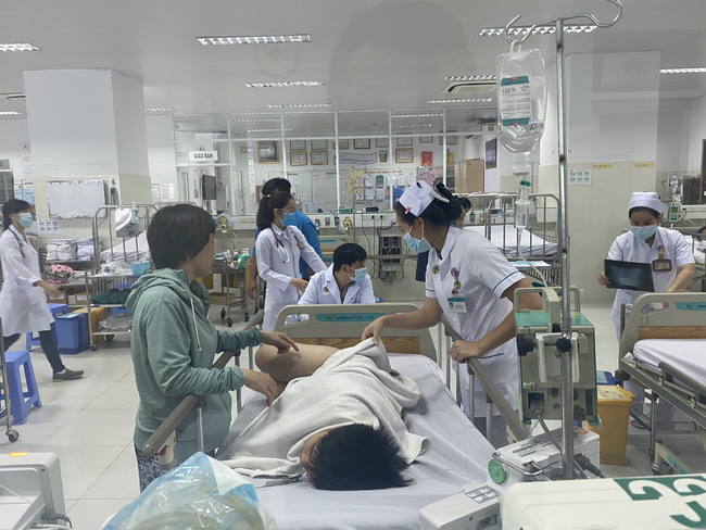 Thông tin về tình trạng 8 học sinh bị cây phượng đè phải cấp cứu tại BV Nhi Đồng 2: 4 trường hợp chấn thương nặng-8