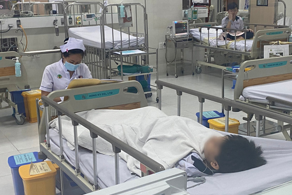 Mẹ nằm băng ca về đưa tang con tử nạn ở sân trường-3