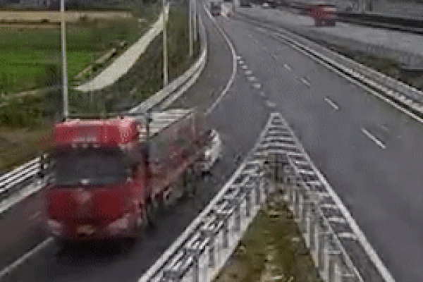 Xe tải lùi trên cao tốc đâm nát đầu ôtô