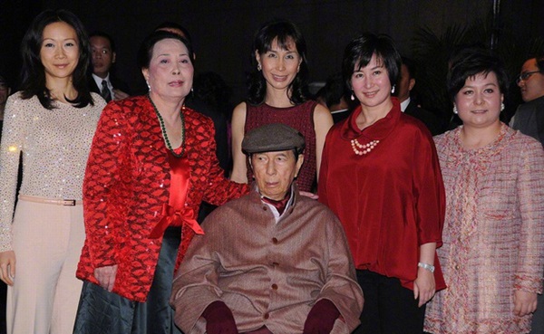 Hậu cung 3 bà vợ, 14 người con và gia sản 1,5 triệu tỷ đồng sau khi trùm sòng bạc Macau 98 tuổi vừa qua đời-6