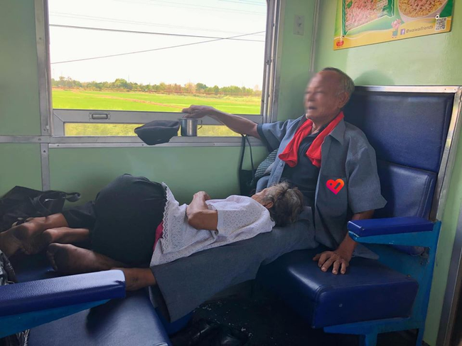 Cụ ông kê chân cho bà nằm trên chuyến tàu xa: Đã chọn đúng người, thì cả đời này đâu cần phải lớn lên-1