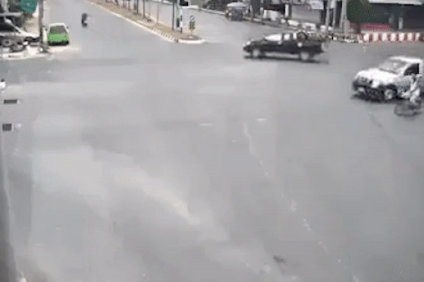 Xe máy vượt đèn đỏ lao thẳng vào xe bán tải