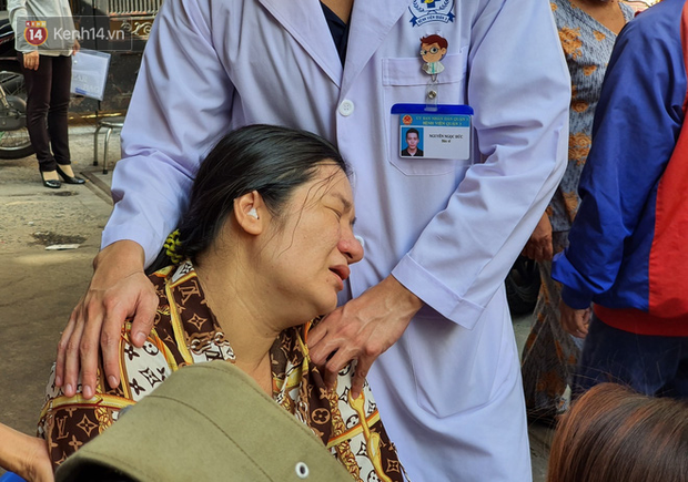 Quặn lòng đám tang của bé trai lớp 6 bị cây đè tử vong, người mẹ ngã quỵ được đưa vào lại bệnh viện vì sức khỏe rất yếu-1