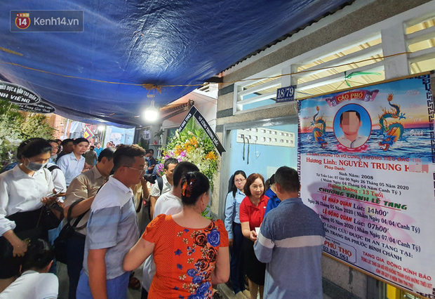 Quặn lòng đám tang của bé trai lớp 6 bị cây đè tử vong, người mẹ ngã quỵ được đưa vào lại bệnh viện vì sức khỏe rất yếu-4