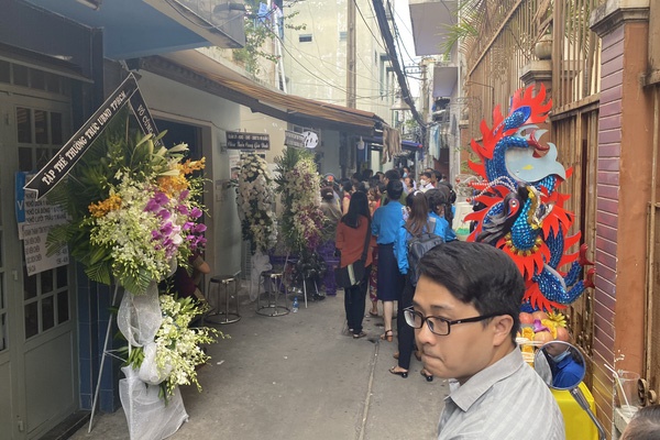 Bí thư Nguyễn Thiện Nhân bật khóc khi viếng bé trai bị cây phượng vĩ đè tử vong tại trường-17