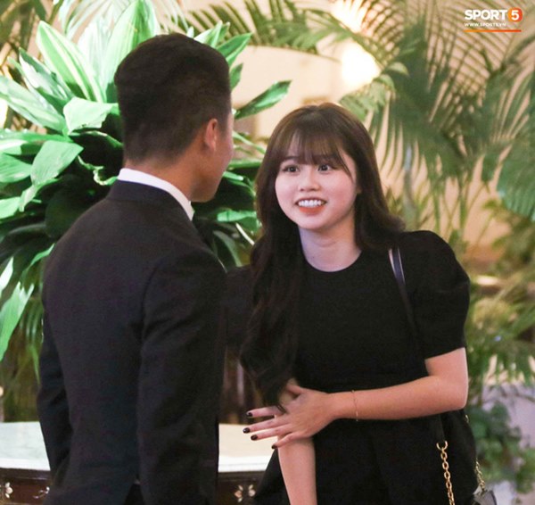 Hot: Quang Hải đưa Huỳnh Anh cùng đi dự lễ trao giải Quả bóng vàng Việt Nam 2020-3