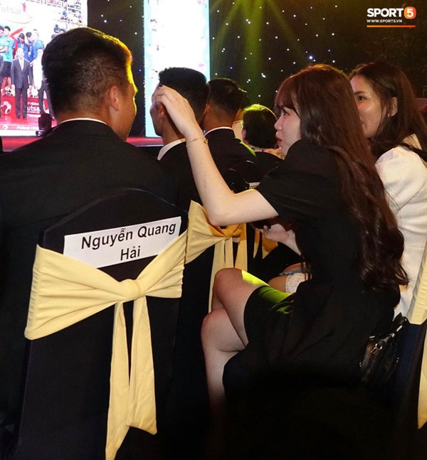 Hot: Quang Hải đưa Huỳnh Anh cùng đi dự lễ trao giải Quả bóng vàng Việt Nam 2020-5