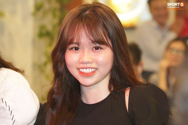 Hot: Quang Hải đưa Huỳnh Anh cùng đi dự lễ trao giải Quả bóng vàng Việt Nam 2020-6