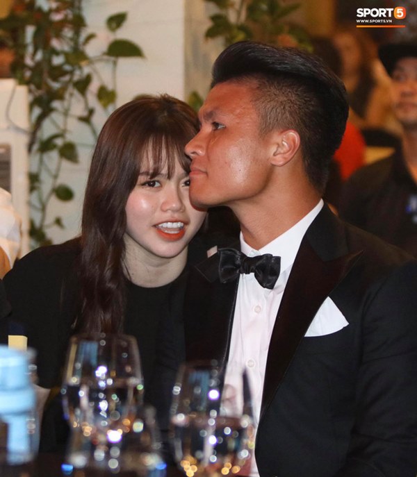 Hot: Quang Hải đưa Huỳnh Anh cùng đi dự lễ trao giải Quả bóng vàng Việt Nam 2020-8