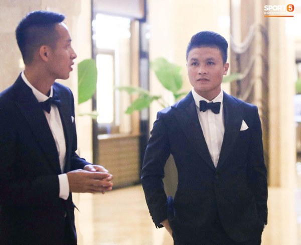 Hot: Quang Hải đưa Huỳnh Anh cùng đi dự lễ trao giải Quả bóng vàng Việt Nam 2020-11