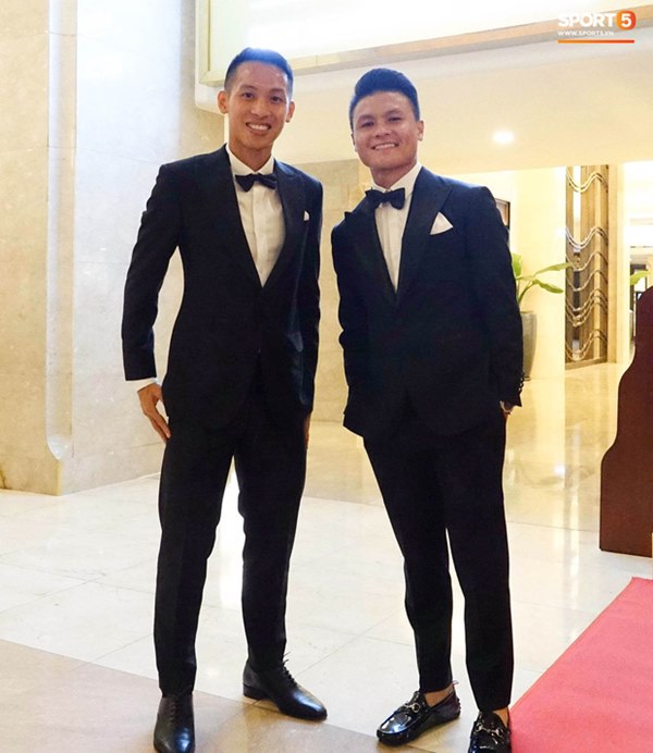 Hot: Quang Hải đưa Huỳnh Anh cùng đi dự lễ trao giải Quả bóng vàng Việt Nam 2020-12