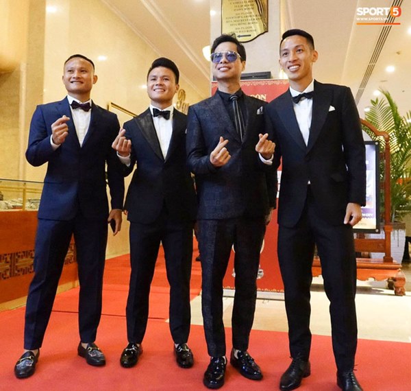 Hot: Quang Hải đưa Huỳnh Anh cùng đi dự lễ trao giải Quả bóng vàng Việt Nam 2020-13