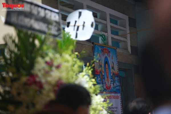 Bí thư Nguyễn Thiện Nhân bật khóc khi viếng bé trai bị cây phượng vĩ đè tử vong tại trường-1