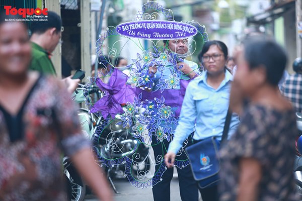 Bí thư Nguyễn Thiện Nhân bật khóc khi viếng bé trai bị cây phượng vĩ đè tử vong tại trường-2
