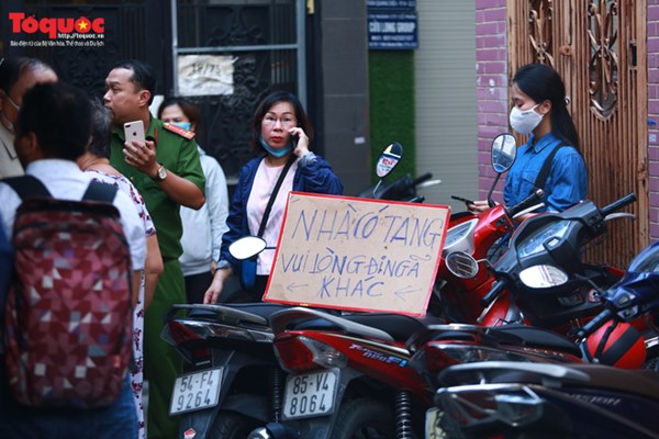 Bí thư Nguyễn Thiện Nhân bật khóc khi viếng bé trai bị cây phượng vĩ đè tử vong tại trường-4